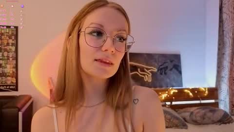 Snapshot of edlin_gail chatting on October 24, 2025, 2:35 pm Edlin Gali online show from October 24, 2025, 2:35 pm