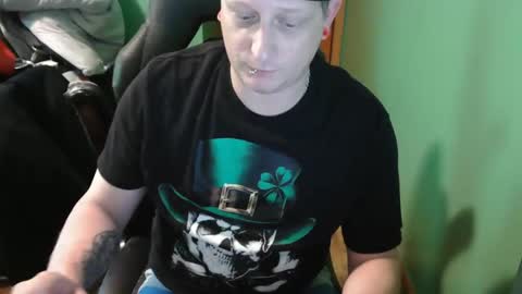 Snapshot of edwardaims_2please chatting on May 17, 2026, 1:40 pm edwardaims_2please online show from May 17, 2026, 1:40 pm