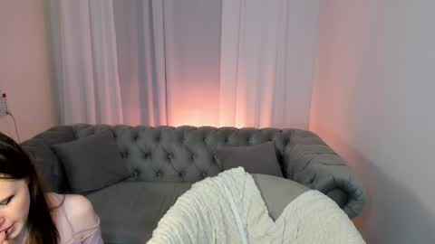 Effie Mur online show from June 17, 2026, 8:54 pm