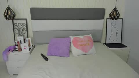  E F F Y  online show from February 3, 2025, 7:52 pm