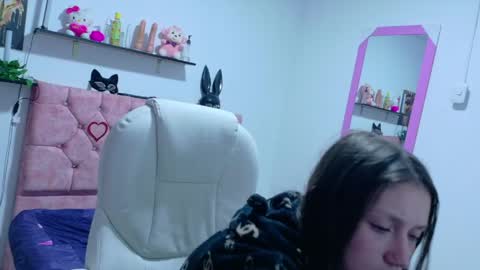 eiralovee online show from May 5, 2026, 3:36 am