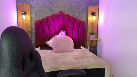 Snapshot of elaia_muller chatting on November 21, 2025, 3:27 am Elaia online show from November 21, 2025, 3:27 am