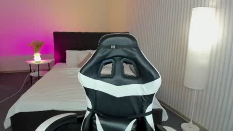 Snapshot of elara_irving chatting on July 7, 2026, 6:47 am Elly online show from July 7, 2026, 6:47 am