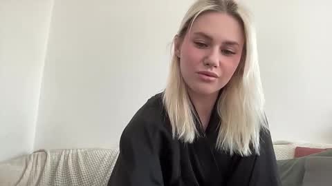 Snapshot of elaraluxxxe chatting on September 17, 2025, 9:55 am elaraluxxxe online show from September 17, 2025, 9:55 am