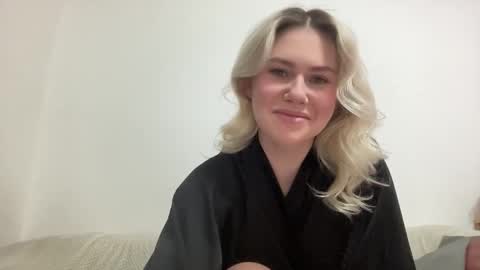 Snapshot of elaraluxxxe chatting on December 2, 2025, 11:04 am elaraluxxxe online show from December 2, 2025, 11:04 am