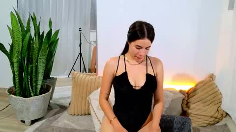 elaravennori online show from December 20, 2025, 3:24 am