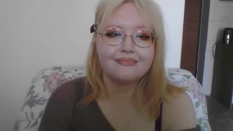 Snapshot of elayne_sweet chatting on March 15, 2026, 8:09 am elayne_sweet online show from March 15, 2026, 8:09 am