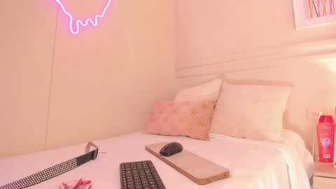 Snapshot of electra_a chatting on November 17, 2025, 3:18 pm ELECTRA online show from November 17, 2025, 3:18 pm