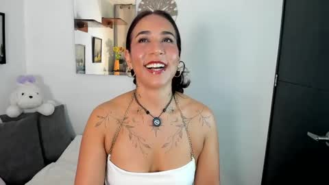 Snapshot of electra_hunt chatting on May 8, 2026, 1:22 am Electra- Please help me reach 100 likes online show from May 8, 2026, 1:22 am
