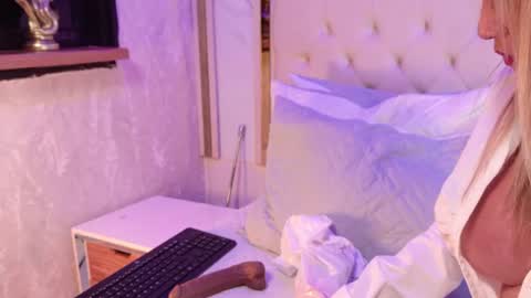 Snapshot of elena_mature chatting on July 23, 2026, 7:12 pm Elena online show from July 23, 2026, 7:12 pm