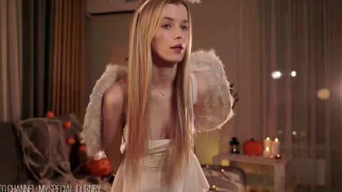 Snapshot of eli_journey chatting on October 31, 2025, 7:26 pm Eli online show from October 31, 2025, 7:26 pm