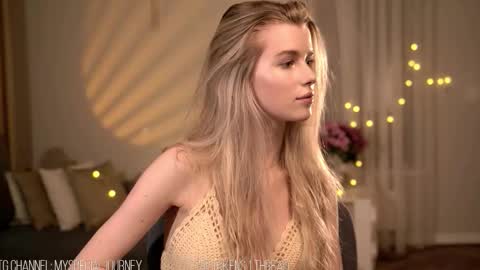 Snapshot of eli_journey chatting on November 6, 2025, 8:54 pm Eli online show from November 6, 2025, 8:54 pm