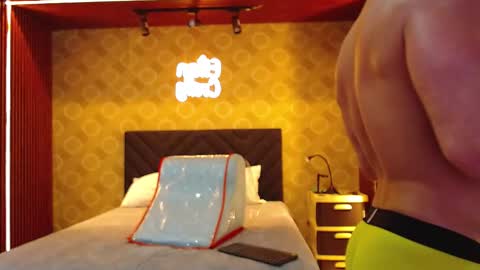 Snapshot of elian_craiggggg chatting on December 3, 2025, 1:02 am Elian online show from December 3, 2025, 1:02 am