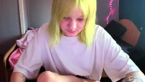 elieiza_xo online show from April 29, 2026, 9:13 am