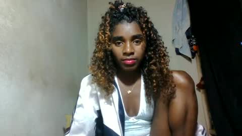 Snapshot of elina981 chatting on July 1, 2026, 12:18 pm elina981 online show from July 1, 2026, 12:18 pm