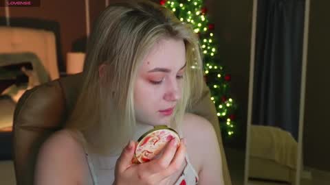 Snapshot of elina_nortas chatting on December 27, 2024, 1:11 am Elina online show from December 27, 2024, 1:11 am