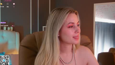 Snapshot of elina_nortas chatting on February 5, 2025, 7:29 am Elina online show from February 5, 2025, 7:29 am