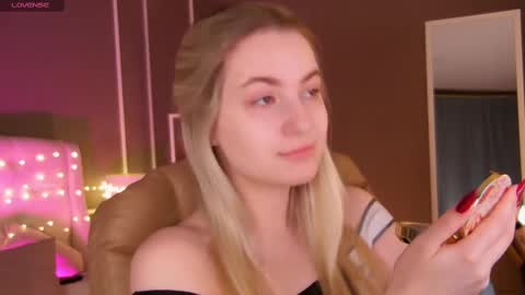 Snapshot of elina_nortas chatting on February 18, 2025, 1:21 am Elina online show from February 18, 2025, 1:21 am