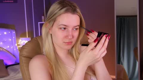 Snapshot of elina_nortas chatting on February 24, 2025, 1:13 am Elina online show from February 24, 2025, 1:13 am