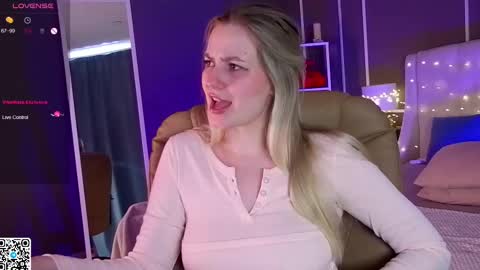 Snapshot of elina_nortas chatting on March 12, 2025, 7:24 am Elina online show from March 12, 2025, 7:24 am