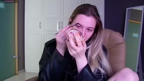 Snapshot of elina_nortas chatting on September 16, 2025, 1:06 am Elina online show from September 16, 2025, 1:06 am