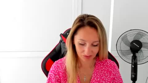Snapshot of elinarosee chatting on June 22, 2026, 6:43 am Milena online show from June 22, 2026, 6:43 am
