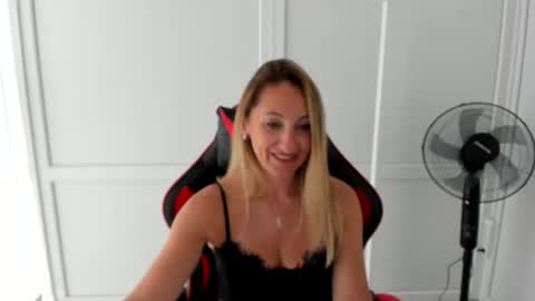 Milena online show from June 25, 2026, 7:02 am