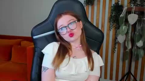 Snapshot of elinavale chatting on June 16, 2026, 5:43 am elinavale online show from June 16, 2026, 5:43 am