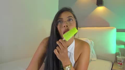 Snapshot of elisa_castrillon chatting on June 19, 2026, 8:34 pm Elisa online show from June 19, 2026, 8:34 pm