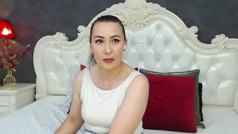 Snapshot of elisabethswan chatting on June 15, 2026, 11:45 am Krissy online show from June 15, 2026, 11:45 am