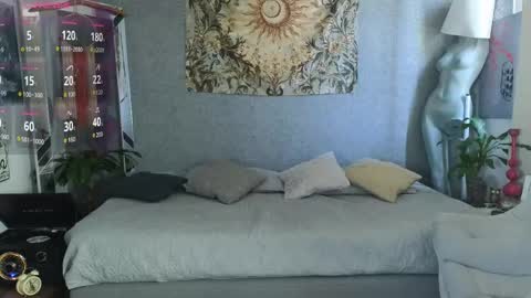 Snapshot of elissecinnamon_ chatting on May 9, 2026, 6:57 pm Elissecinnamon online show from May 9, 2026, 6:57 pm