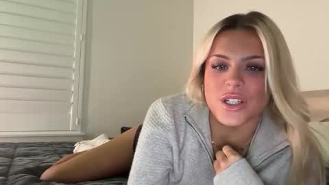 Snapshot of ella_hill chatting on December 16, 2025, 3:11 am Ella online show from December 16, 2025, 3:11 am