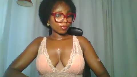 Snapshot of ella_laurel chatting on October 13, 2025, 12:05 pm Ella online show from October 13, 2025, 12:05 pm