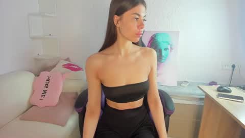 Snapshot of ella_starrr_ chatting on July 29, 2026, 1:37 am Ella online show from July 29, 2026, 1:37 am