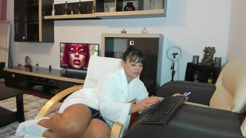 Snapshot of ella_sweety0 chatting on April 3, 2026, 4:05 pm Ella online show from April 3, 2026, 4:05 pm