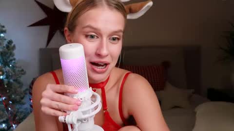 Snapshot of ella_twinkle chatting on December 13, 2024, 1:26 am Ella online show from December 13, 2024, 1:26 am