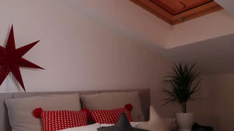 Snapshot of ella_twinkle chatting on December 13, 2024, 11:06 pm Ella online show from December 13, 2024, 11:06 pm