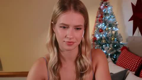 Snapshot of ella_twinkle chatting on December 22, 2024, 7:52 pm Ella online show from December 22, 2024, 7:52 pm