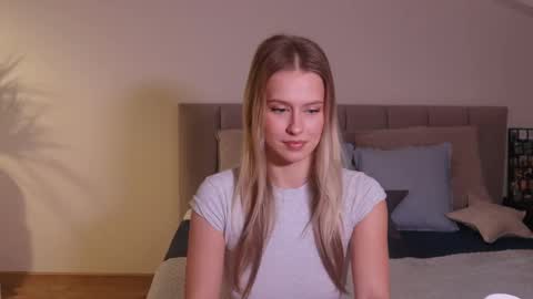 Snapshot of ella_twinkle chatting on January 25, 2025, 7:39 pm Ella online show from January 25, 2025, 7:39 pm