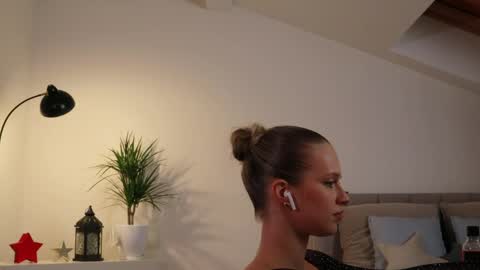 Snapshot of ella_twinkle chatting on February 9, 2025, 10:21 pm Ella online show from February 9, 2025, 10:21 pm