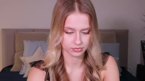 Snapshot of ella_twinkle chatting on February 22, 2025, 7:36 pm Ella online show from February 22, 2025, 7:36 pm