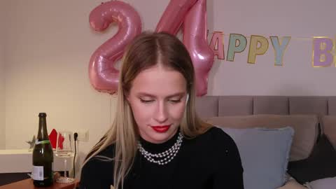 Snapshot of ella_twinkle chatting on March 1, 2025, 10:42 pm Ella online show from March 1, 2025, 10:42 pm