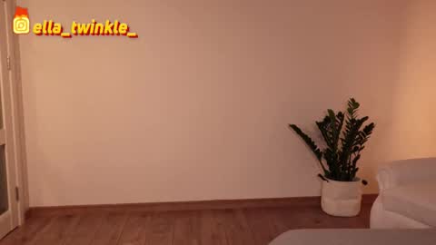 Snapshot of ella_twinkle chatting on September 14, 2025, 6:18 pm Ella online show from September 14, 2025, 6:18 pm