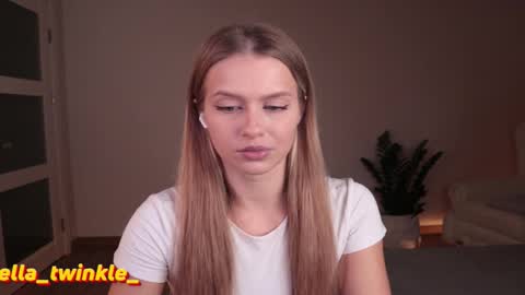 Snapshot of ella_twinkle chatting on October 18, 2025, 5:35 pm Ella online show from October 18, 2025, 5:35 pm