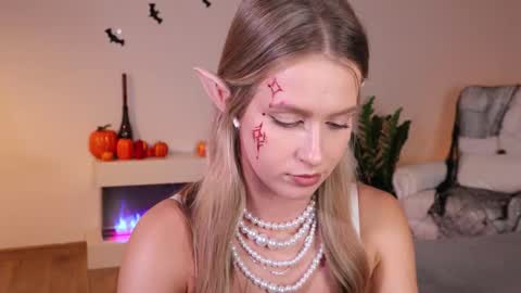 Snapshot of ella_twinkle chatting on October 25, 2025, 6:57 pm Ella online show from October 25, 2025, 6:57 pm