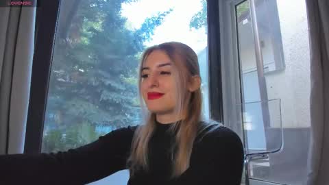 Snapshot of ella_vee chatting on October 1, 2025, 5:02 am ella_vee online show from October 1, 2025, 5:02 am