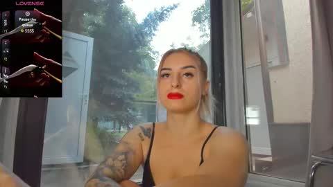 Snapshot of ella_vee chatting on October 2, 2025, 4:52 am ella_vee online show from October 2, 2025, 4:52 am