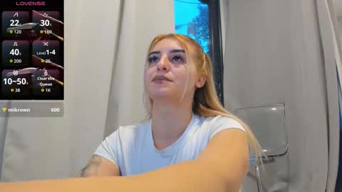 Snapshot of ella_vee chatting on October 4, 2025, 4:32 am ella_vee online show from October 4, 2025, 4:32 am