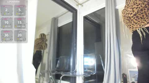 Snapshot of ella_vee chatting on October 21, 2025, 2:45 am ella_vee online show from October 21, 2025, 2:45 am