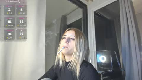 Snapshot of ella_vee chatting on November 13, 2025, 4:00 am ella_vee online show from November 13, 2025, 4:00 am